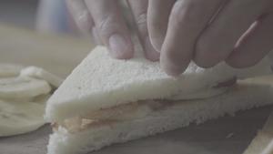 猫王三明治| 爸爸厨房  花生酱 香蕉 早餐 火腿 三明治的做法 步骤4