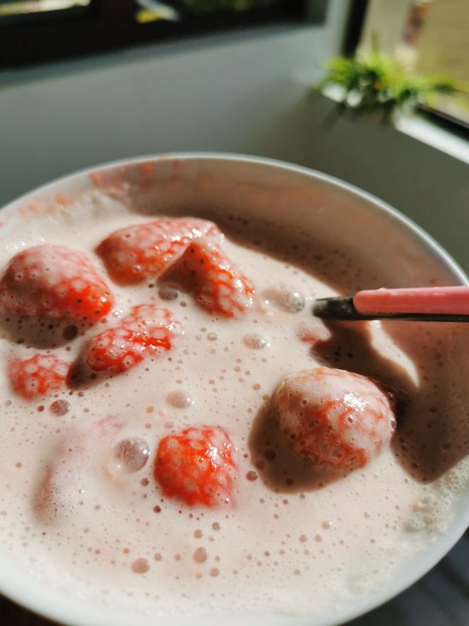 微波炉草莓牛奶的做法