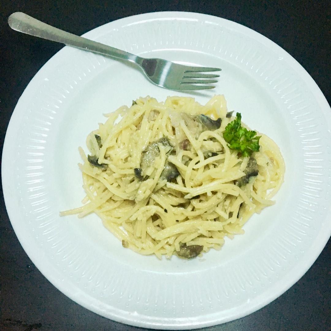 奶油培根蘑菇意面