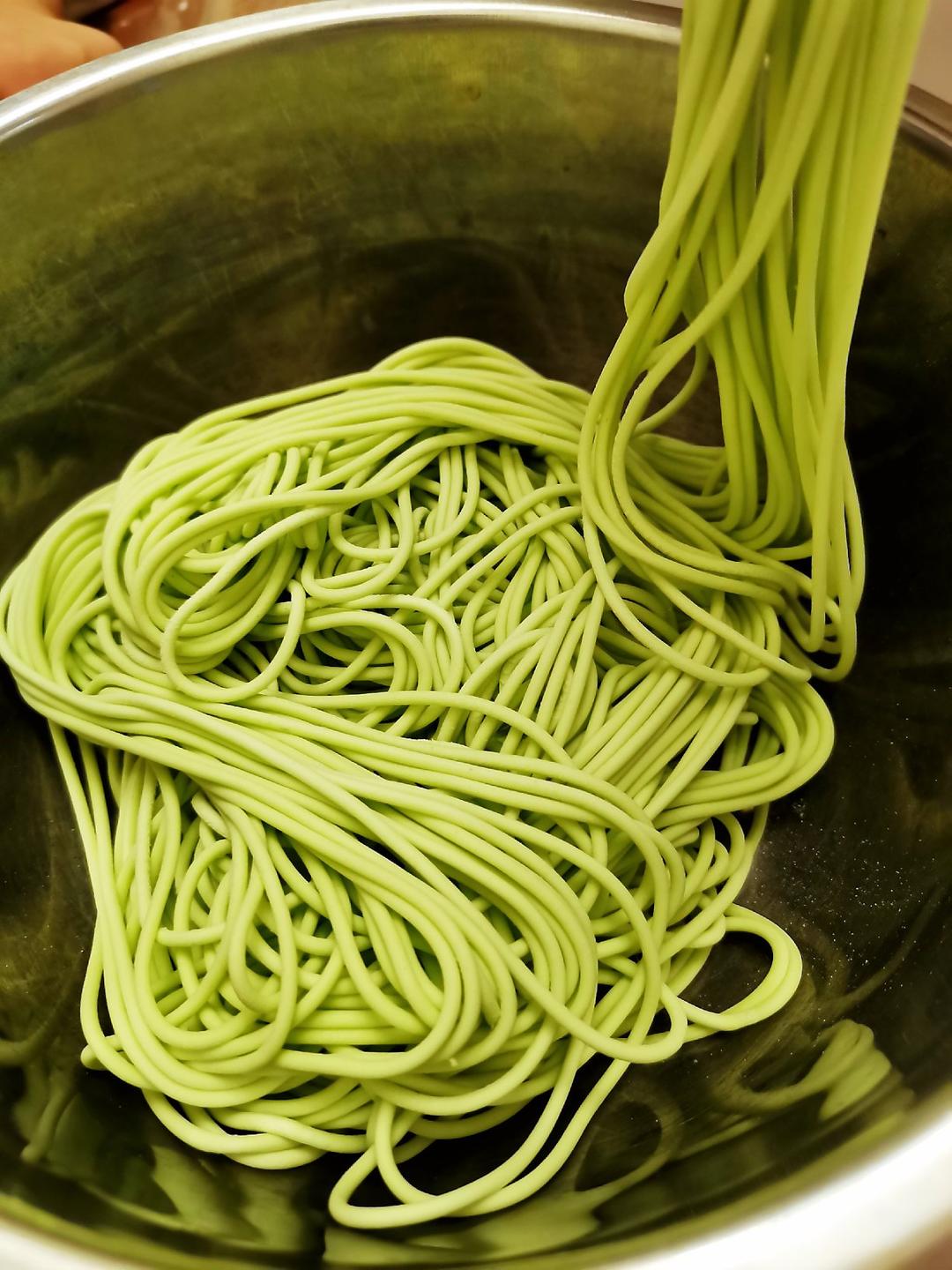 低级厨神做的自制纯天然蔬菜汁彩色面条