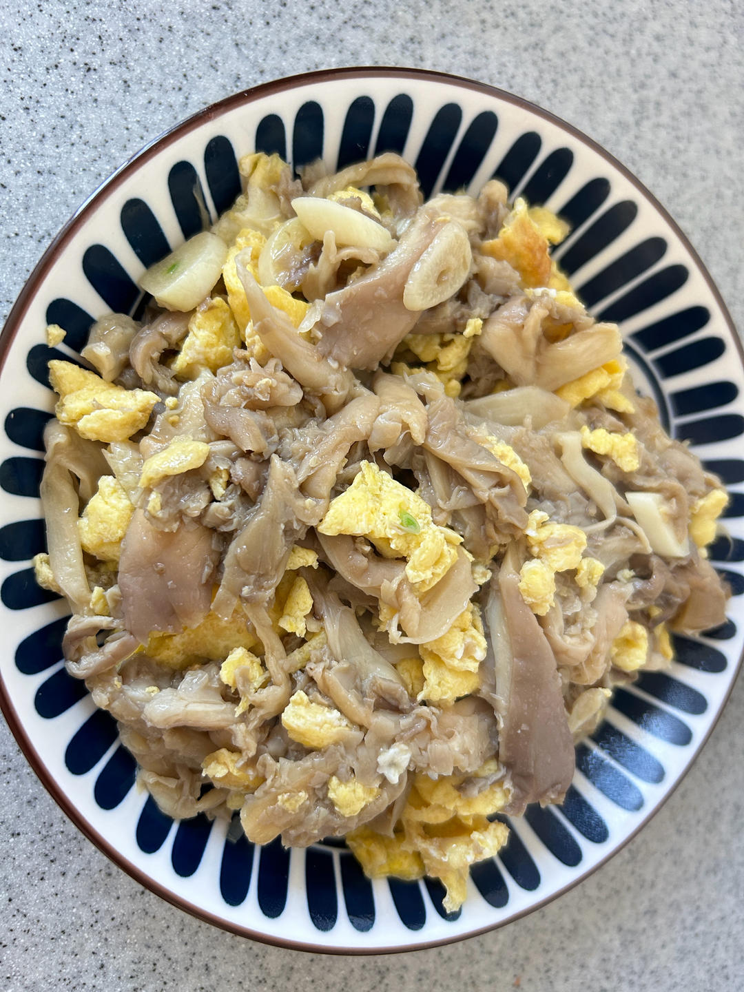 一勺油一勺盐做出超级鲜美的平菇炒鸡蛋