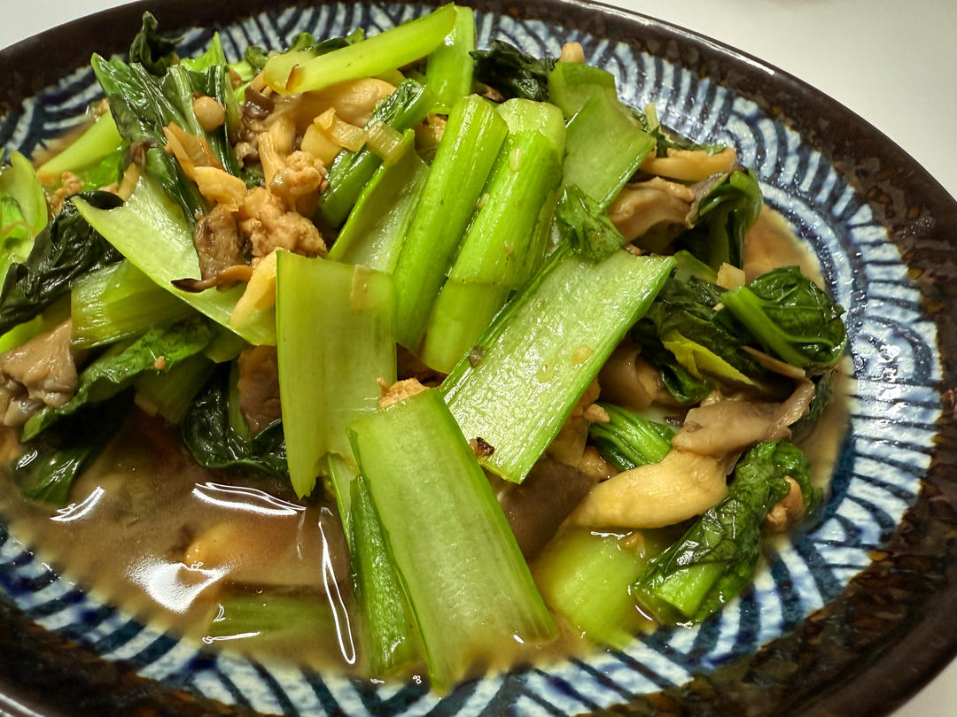 鲜掉眉毛的小白菜炒蘑菇