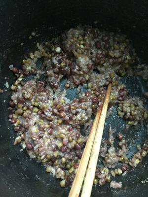 红豆绿豆糯米饭的做法 步骤2