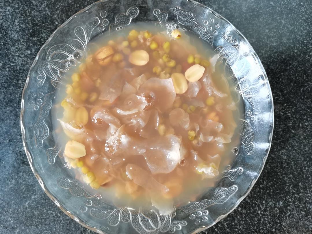 莲子银耳绿豆糖水