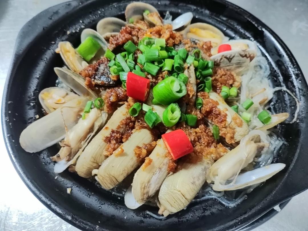 火爆大排档的蒜蓉花甲蛏子粉丝煲，鲜香美味又下饭