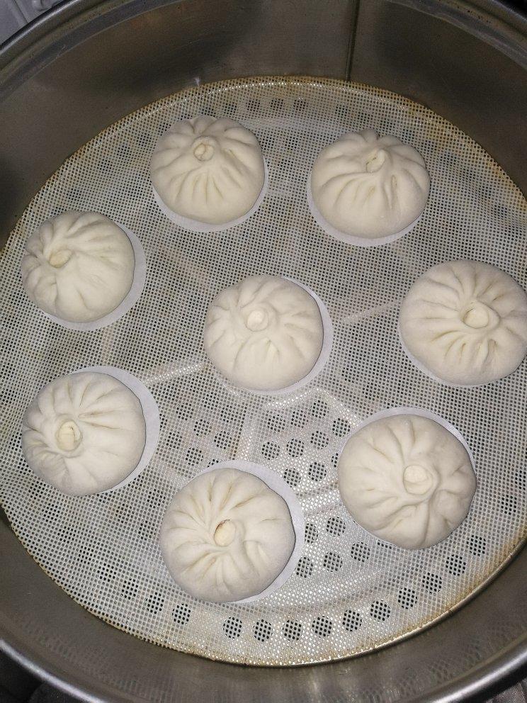 松软多汁肉包子