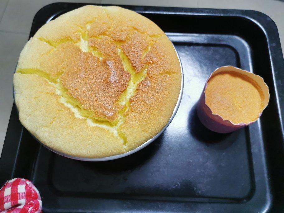 百香果淋酱戚风蛋糕（淋上百香果酱汁后好吃到爆炸！）