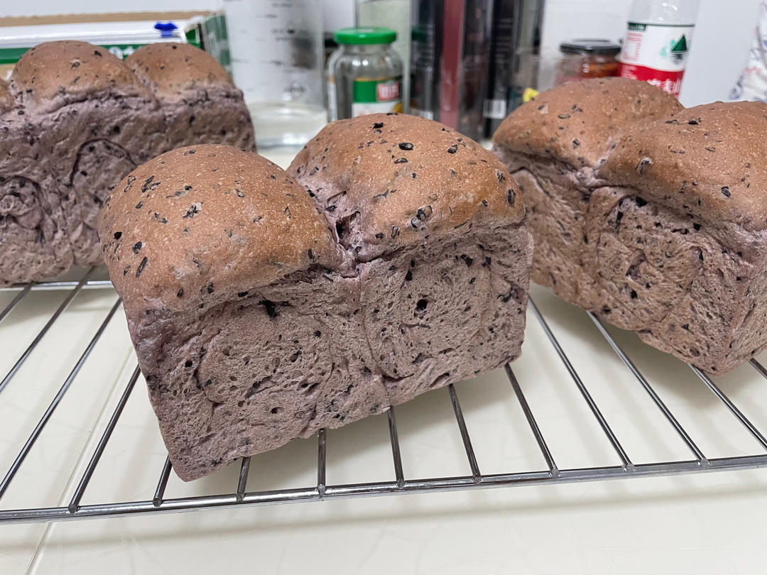 软到可以晾起来的紫米吐司🍞