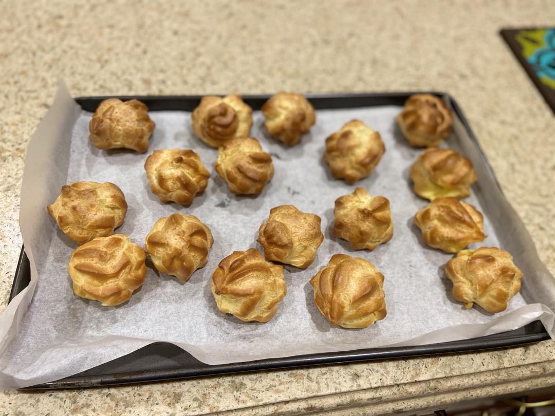 卡仕达，卡仕达酱，香甜可口，细腻顺滑，冷藏后更加冰爽。可做泡芙内馅，涂抹面包。下面的链接是泡芙作品。