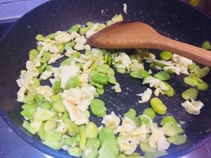 豆瓣烧豆瓣：蚕豆炒鸡蛋的做法 步骤6