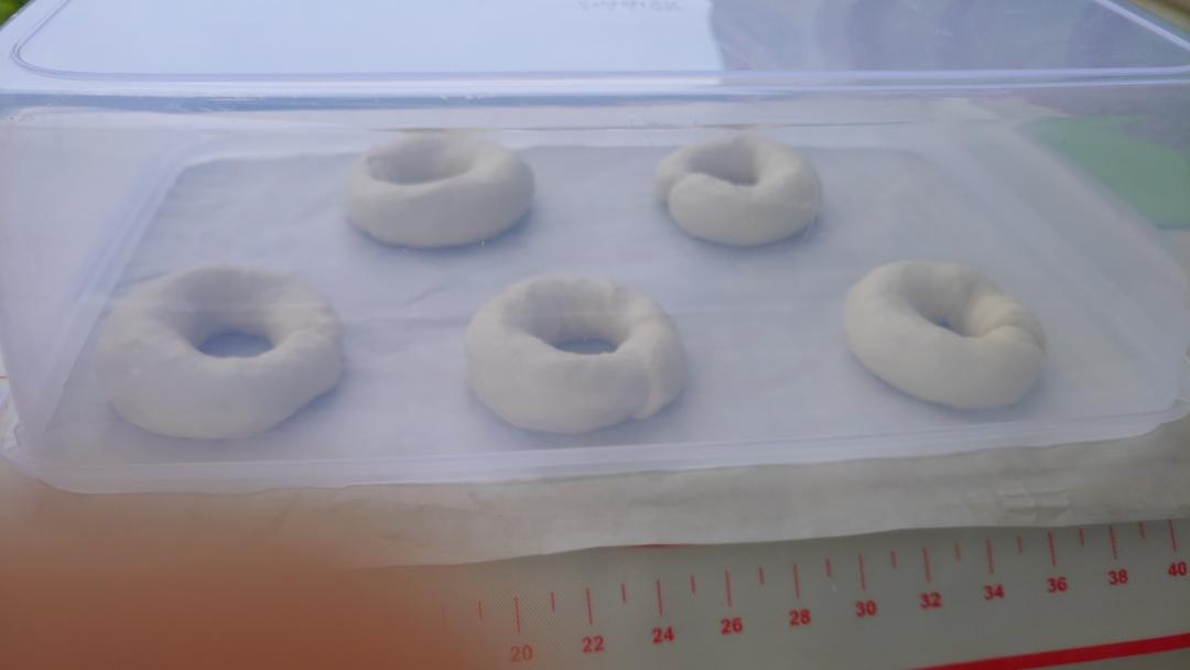 星巴克20元一个的贝果面包，外脆里软很有嚼劲，4个材料就搞定