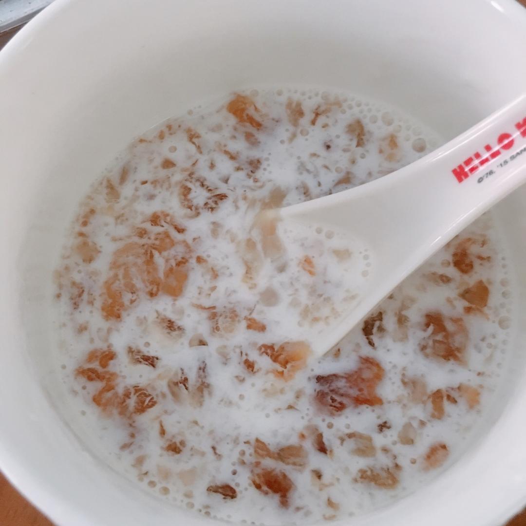 牛奶炖桃胶