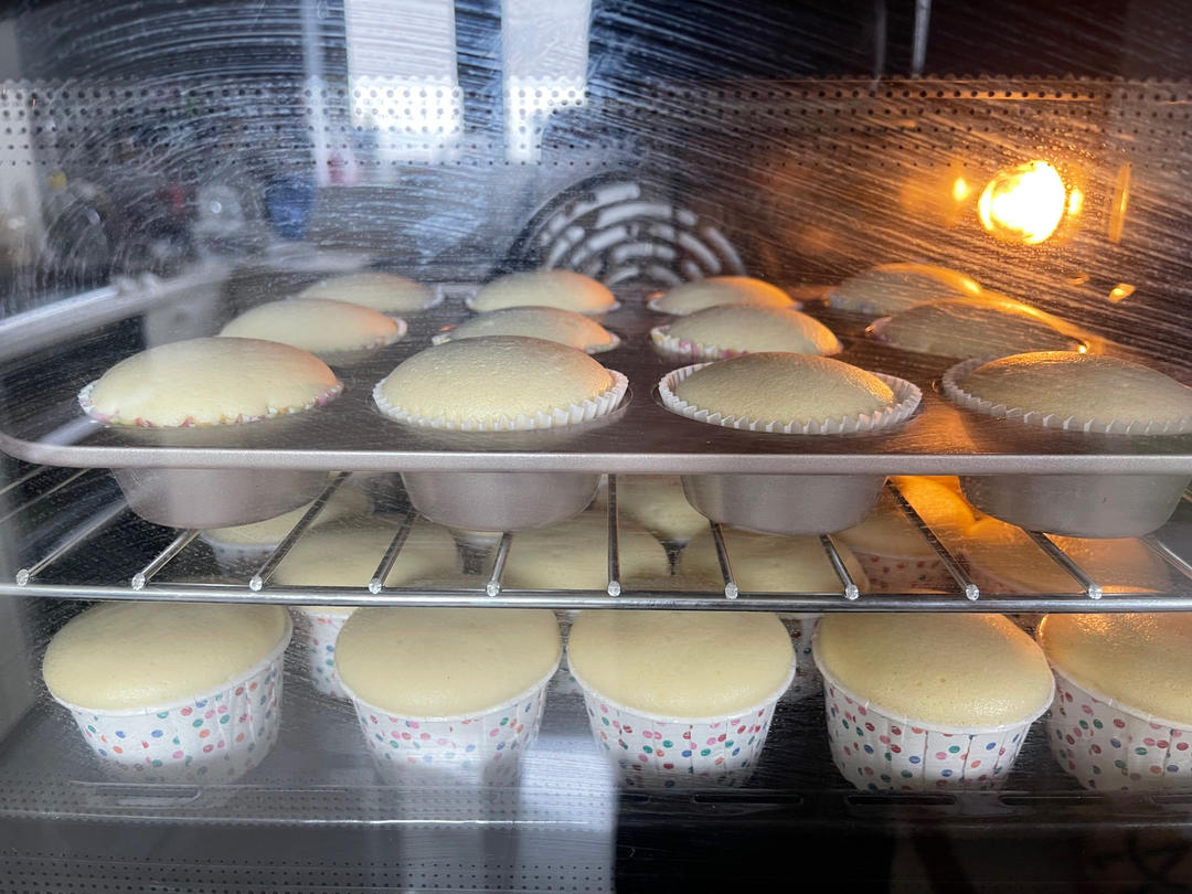 纸杯蛋糕，绝对不塌不裂，百分百成功四段式烘烤方法，不私藏无保留