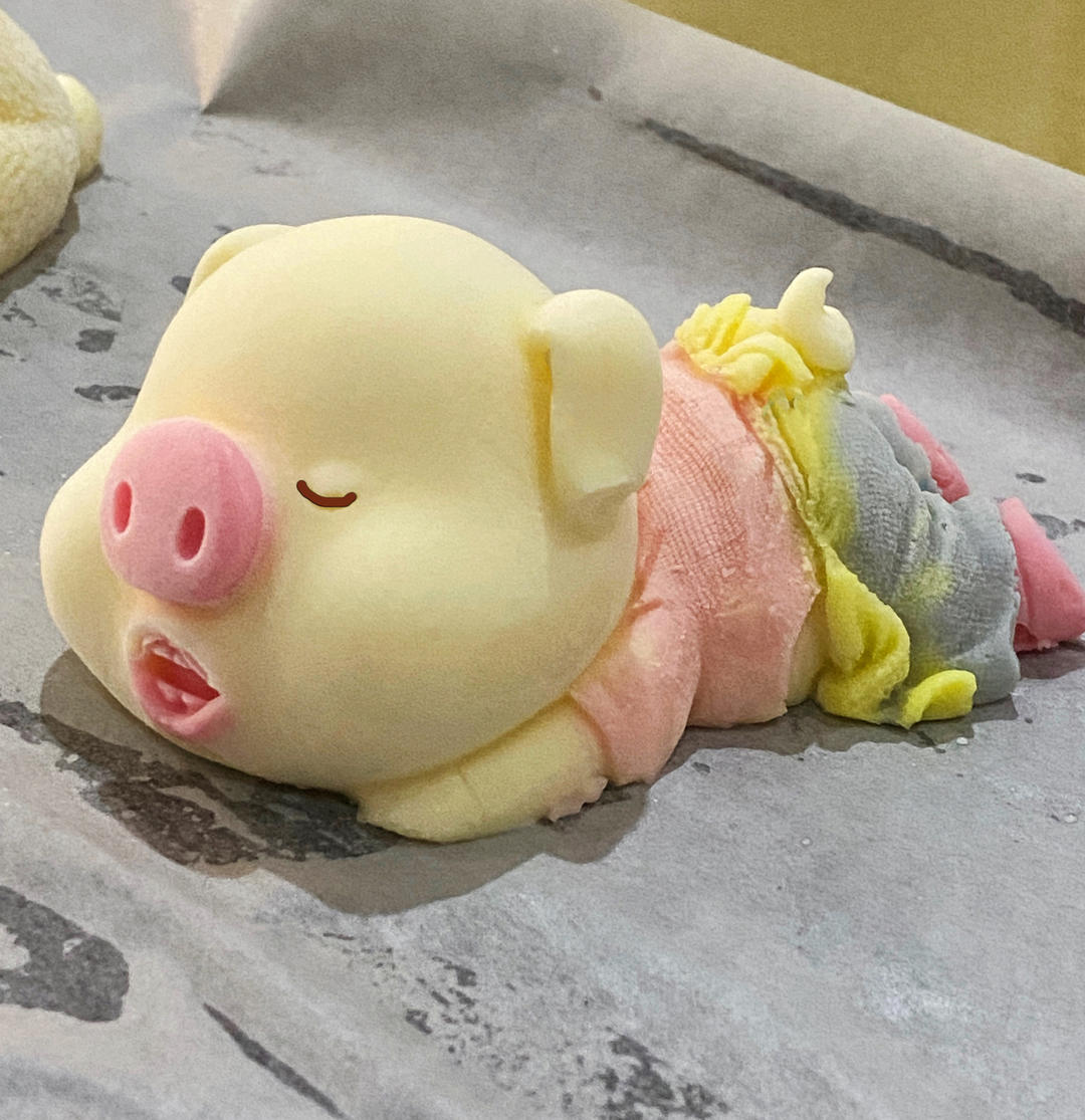 立体慕斯冰激凌蛋糕口水小猪
