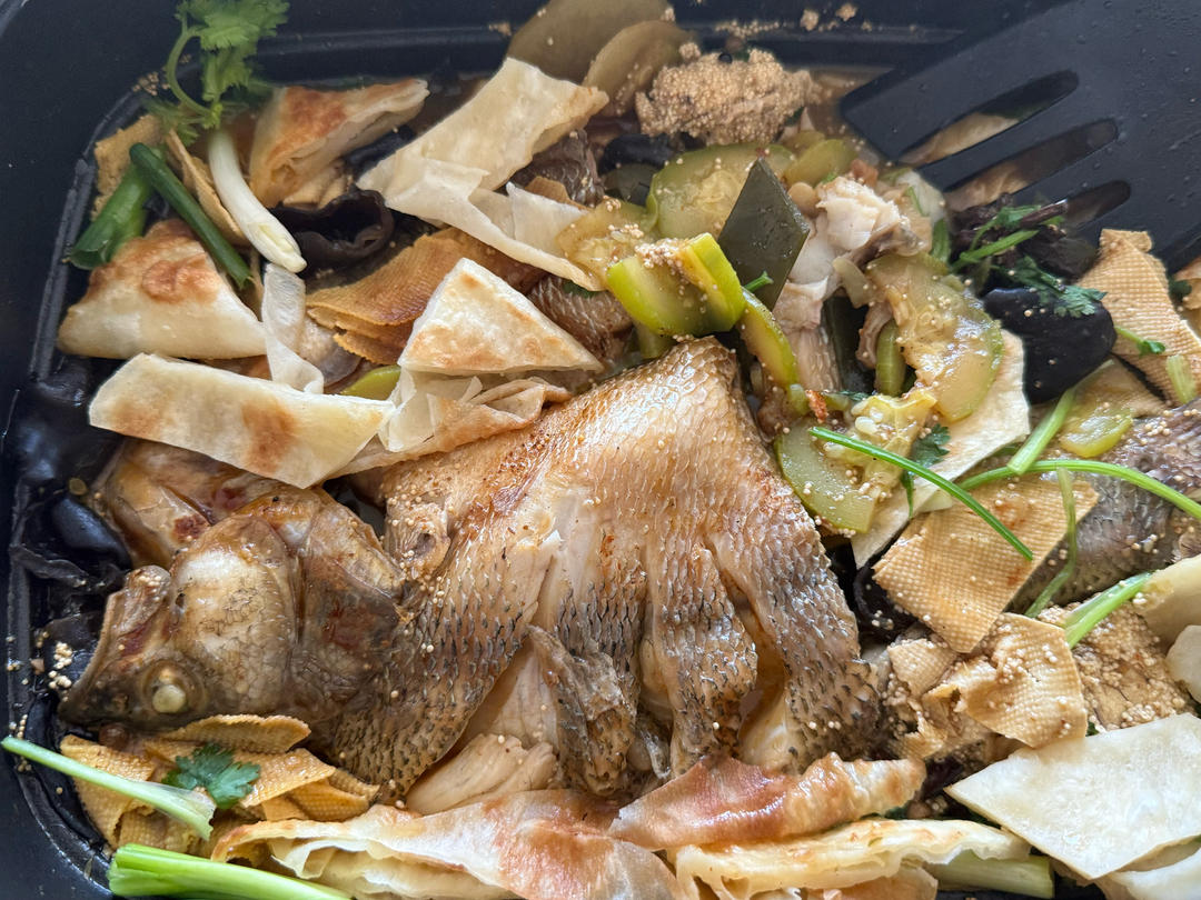 办公室乱炖鲈鱼泡饼的做法