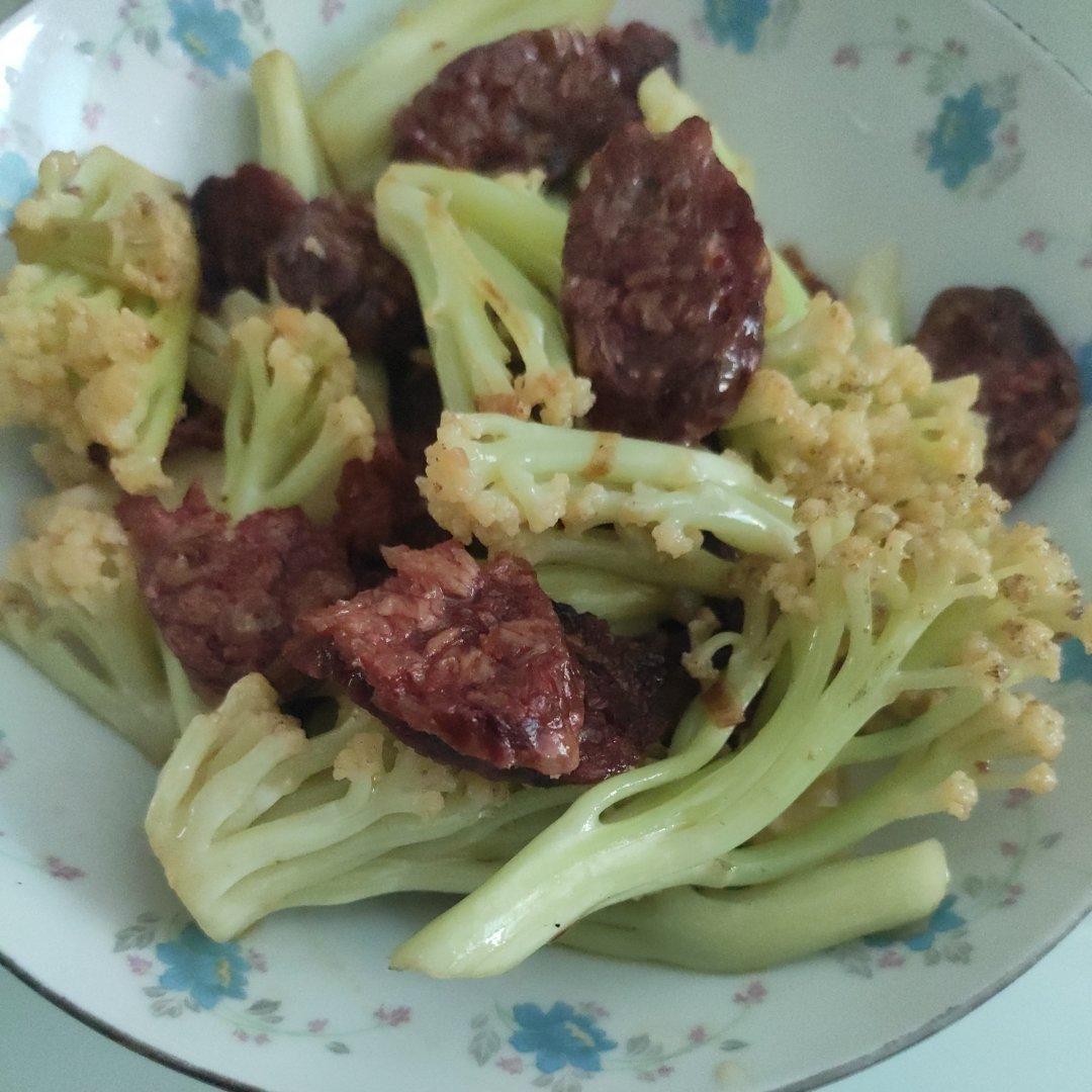 腊肠炒菜花~平凡美味