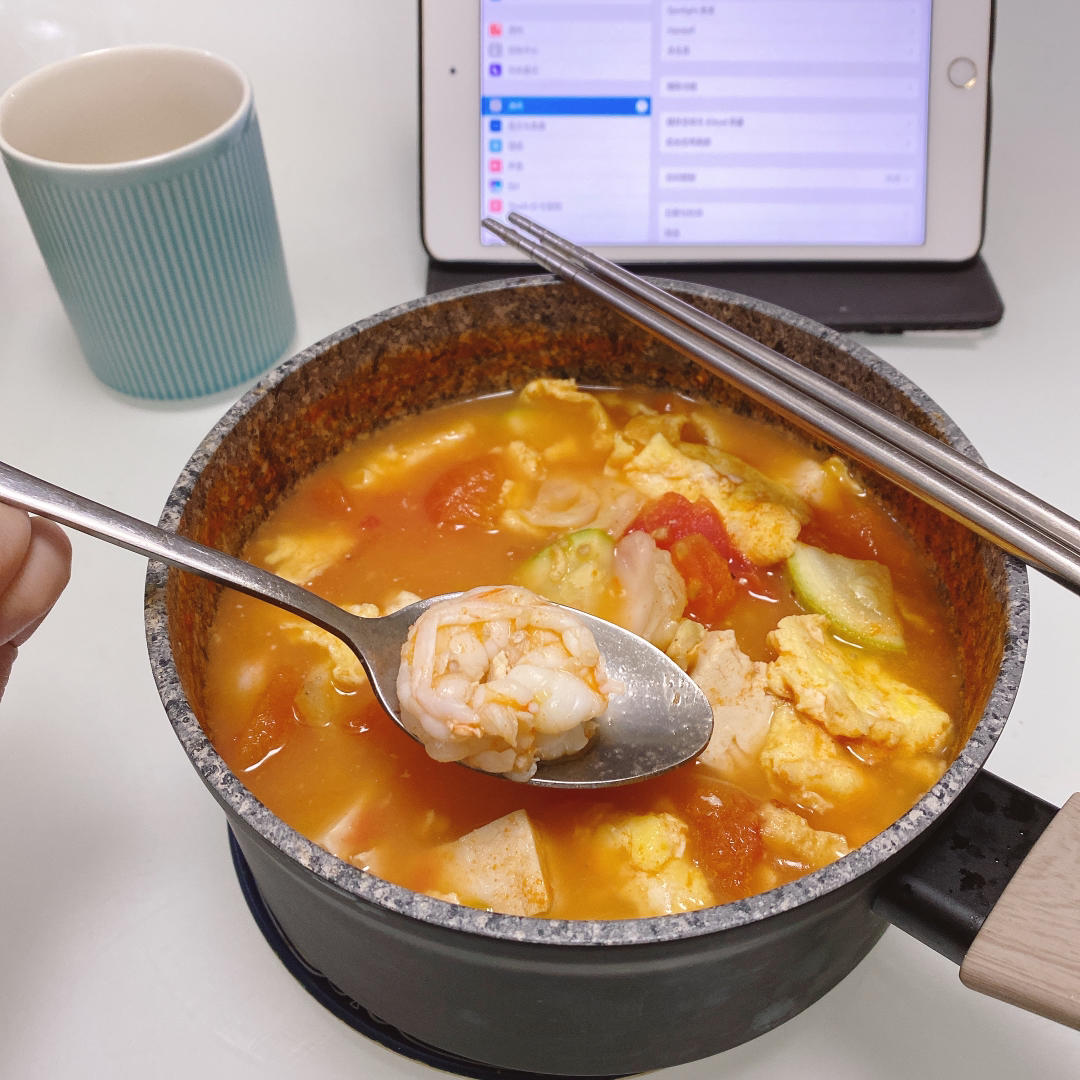 【一人食】自炒番茄锅底的麻辣烫|不辣的底料可以蘸干碟~