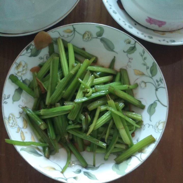 清炒水芹菜