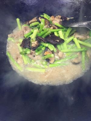 萨的私房菜--黑椒鸡腿焖芦笋的做法 步骤7