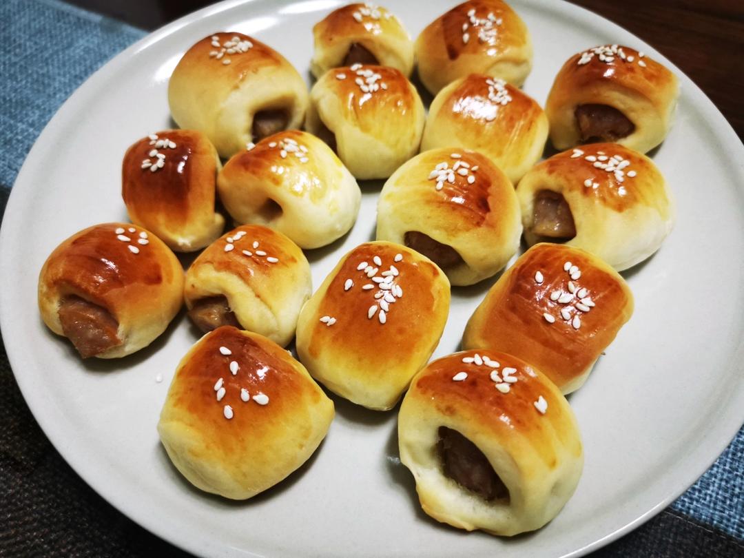 一口迷你肠仔包