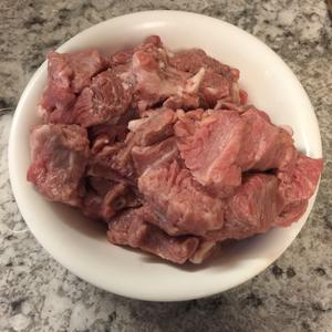 红烧牛肉炖胡萝卜土豆的做法 步骤1