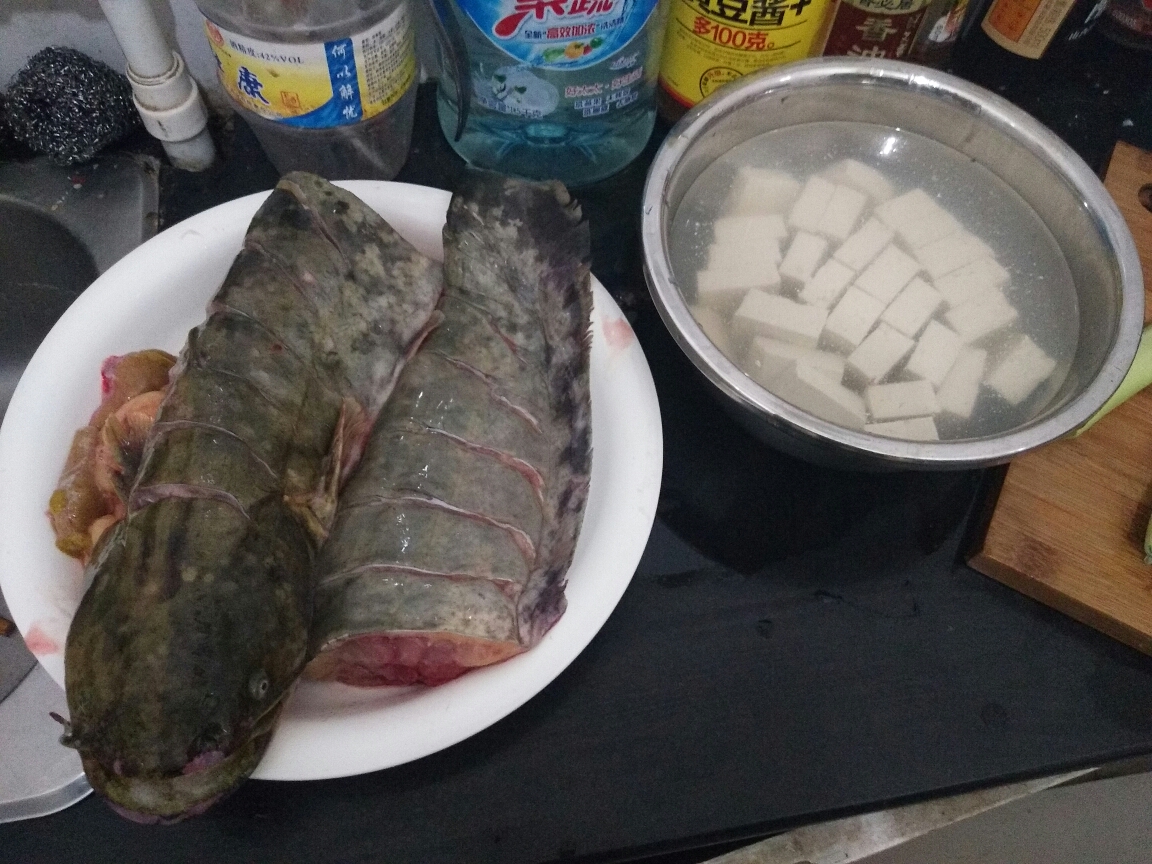 东北酱香鲶鱼炖豆腐的做法 步骤1