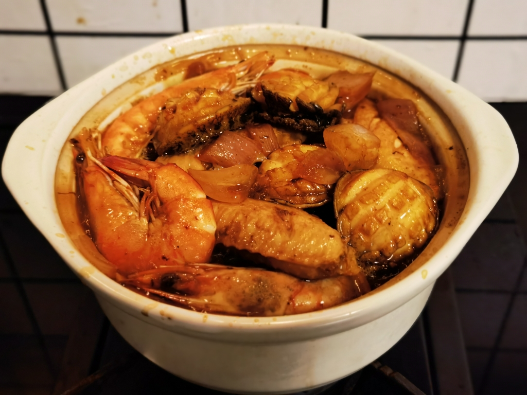 鲍鱼鸡翅虾煲的做法