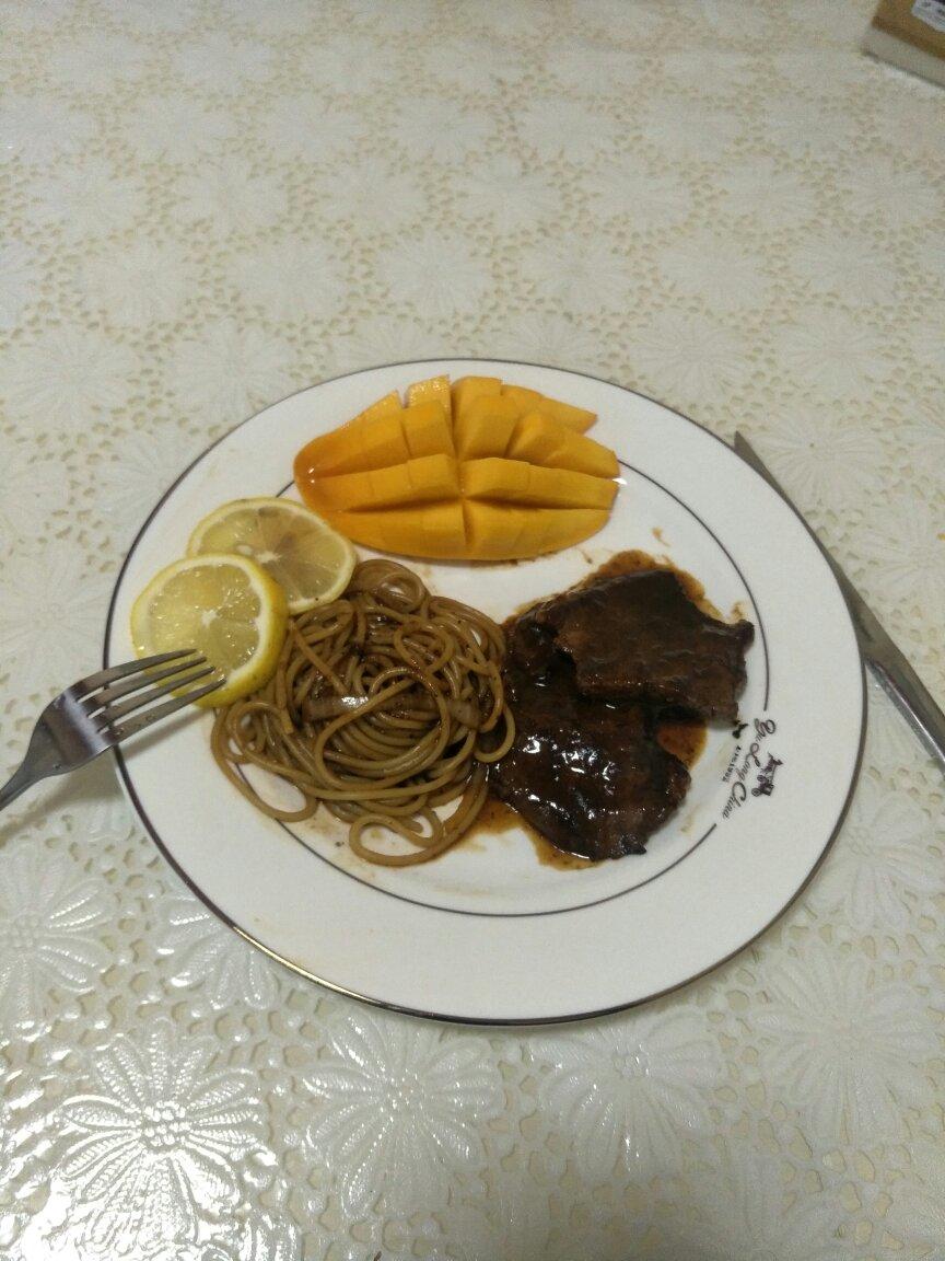 黑胡椒牛排（菲力牛排）—附黑胡椒汁的做法