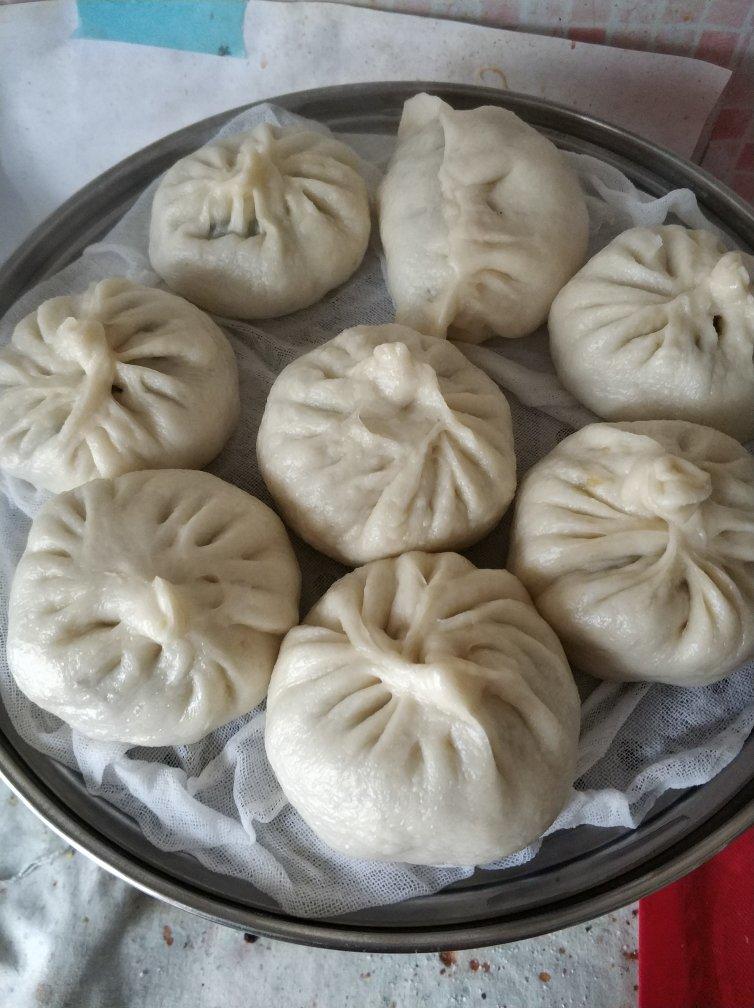 松软的素馅包子