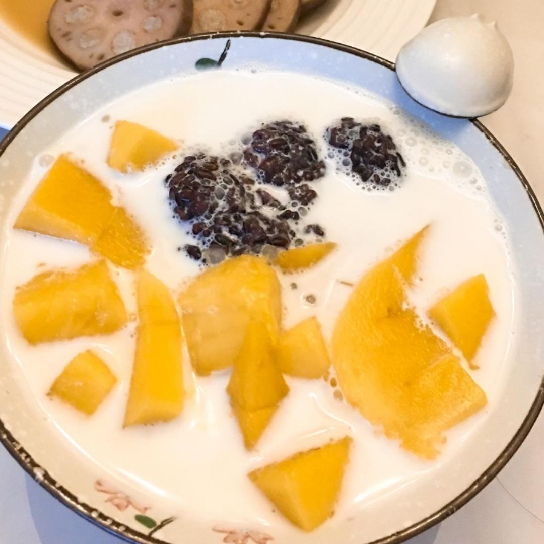 在家自制满记甜品--芒果椰汁黑糯米
