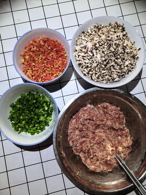 香菇猪肉馅饺子/炒肉馅方法的做法 步骤2