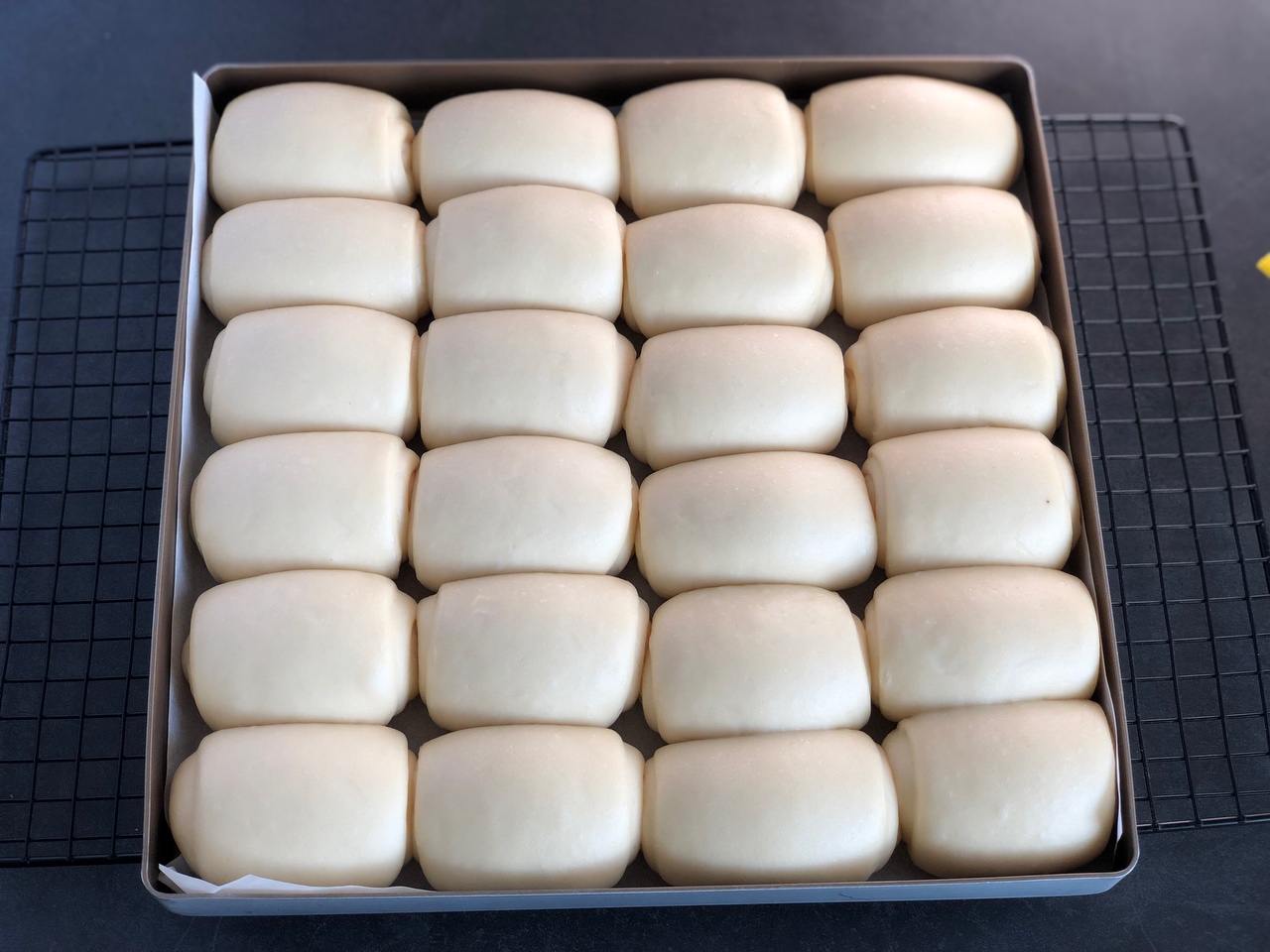 超软淡奶油小面包（餐包），一次发酵柔软拉丝，消耗淡奶油，持久柔软隔天不变硬的做法 步骤11