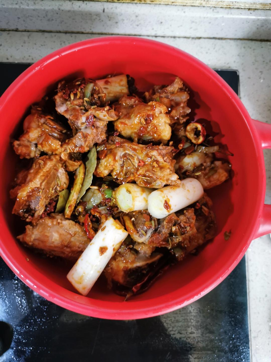 厨师长教你：“酱大骨”的家常做法，酱香浓郁，汤汁拌饭一绝