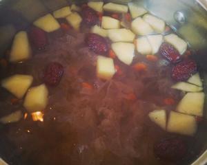 银耳莲子红枣汤的做法 步骤2