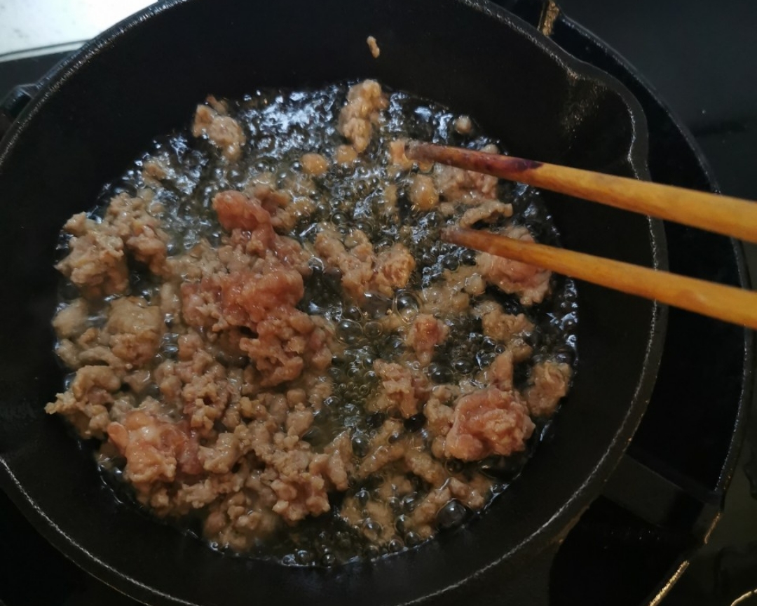 肉沫榨菜炒蚕豆——又一个没想到的美味的做法 步骤2