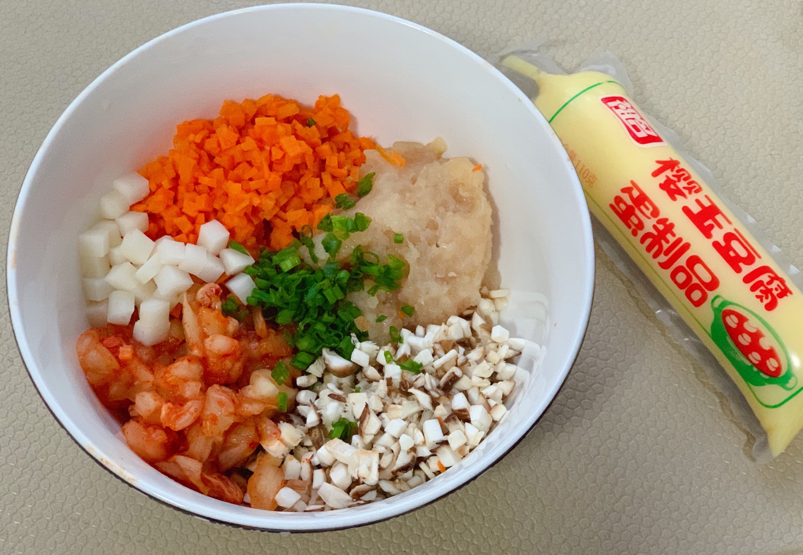 超减脂的鸡胸肉泡菜豆腐丸/小饼（无淀粉、减肥必备）的做法 步骤1