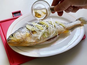 零难度♨️清蒸大黄鱼，肉质超鲜嫩~的做法 步骤4