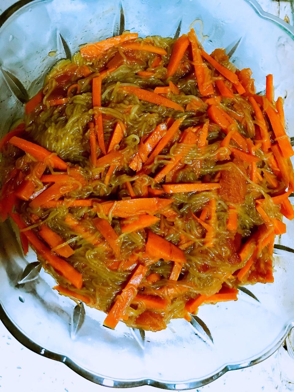 杳杳恍恍做的胡萝卜炒龙口粉丝