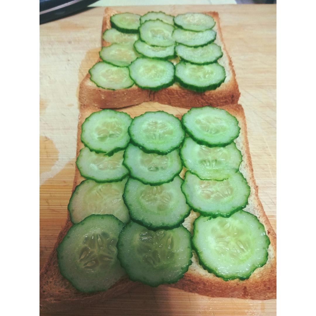黄瓜金枪鱼三明治