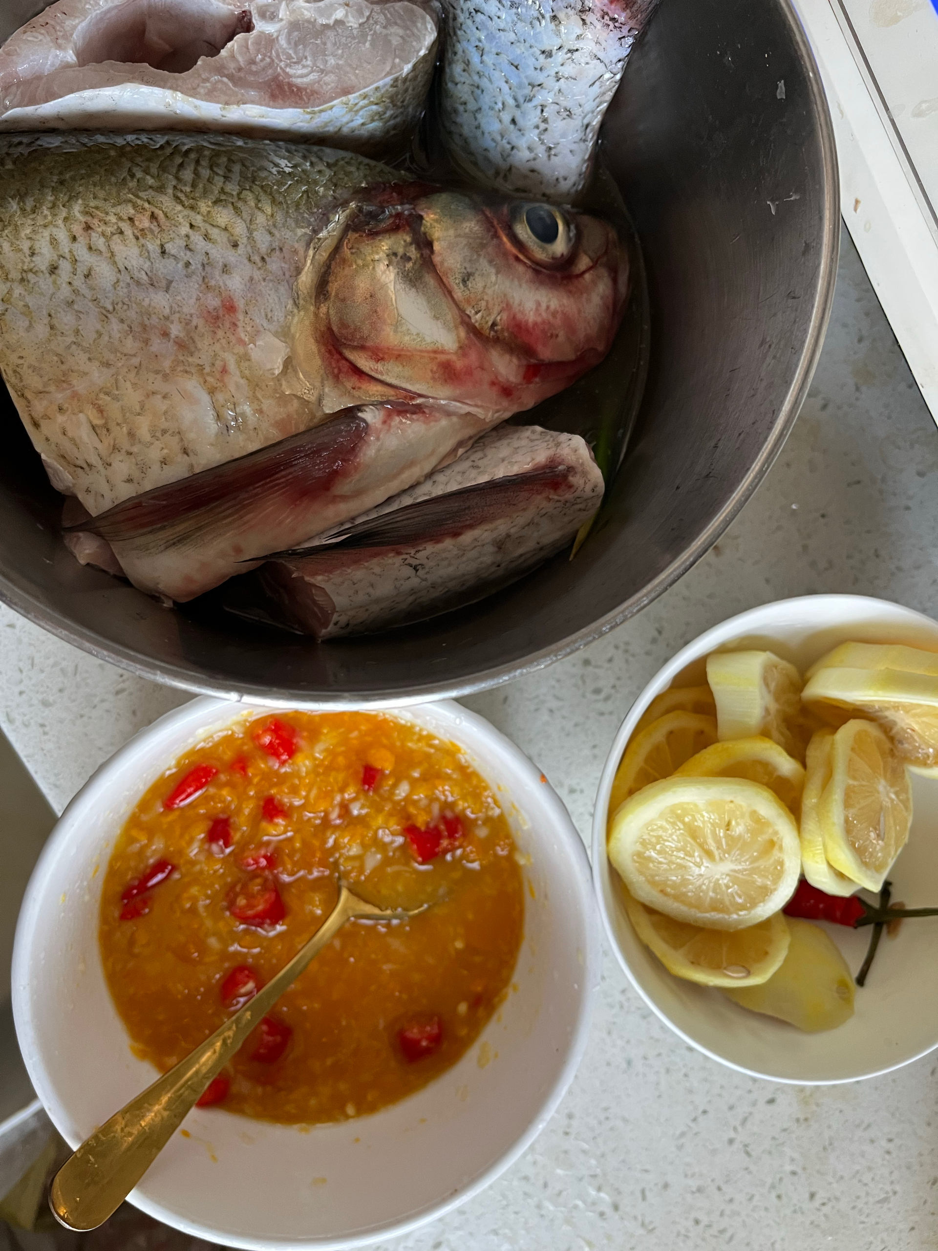 酸辣柠檬白鲢鱼的做法