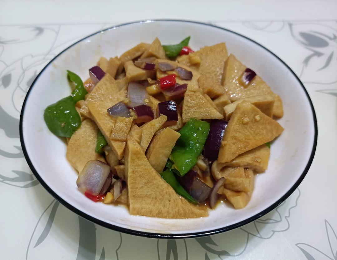 洋葱青椒炒千页豆腐，这么做，还挺好吃！