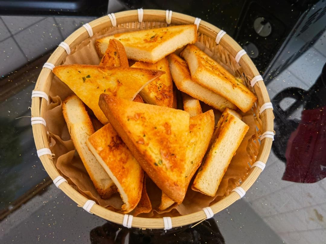 吃完还想啃手指的蒜香烤吐司面包