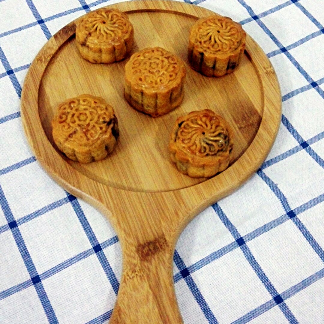 广式蛋黄莲蓉月饼