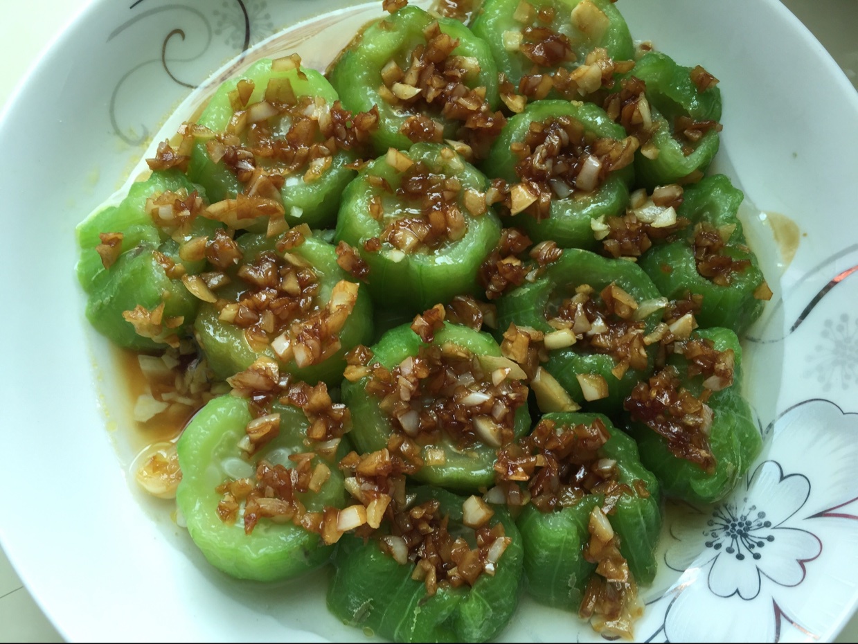 只需要五分钟就可以的美味蒜蓉蒸丝瓜