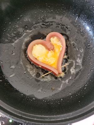 营养爱心煎蛋的做法 步骤3