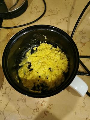 宿舍小电锅—茼蒿炒鸡蛋的做法 步骤1