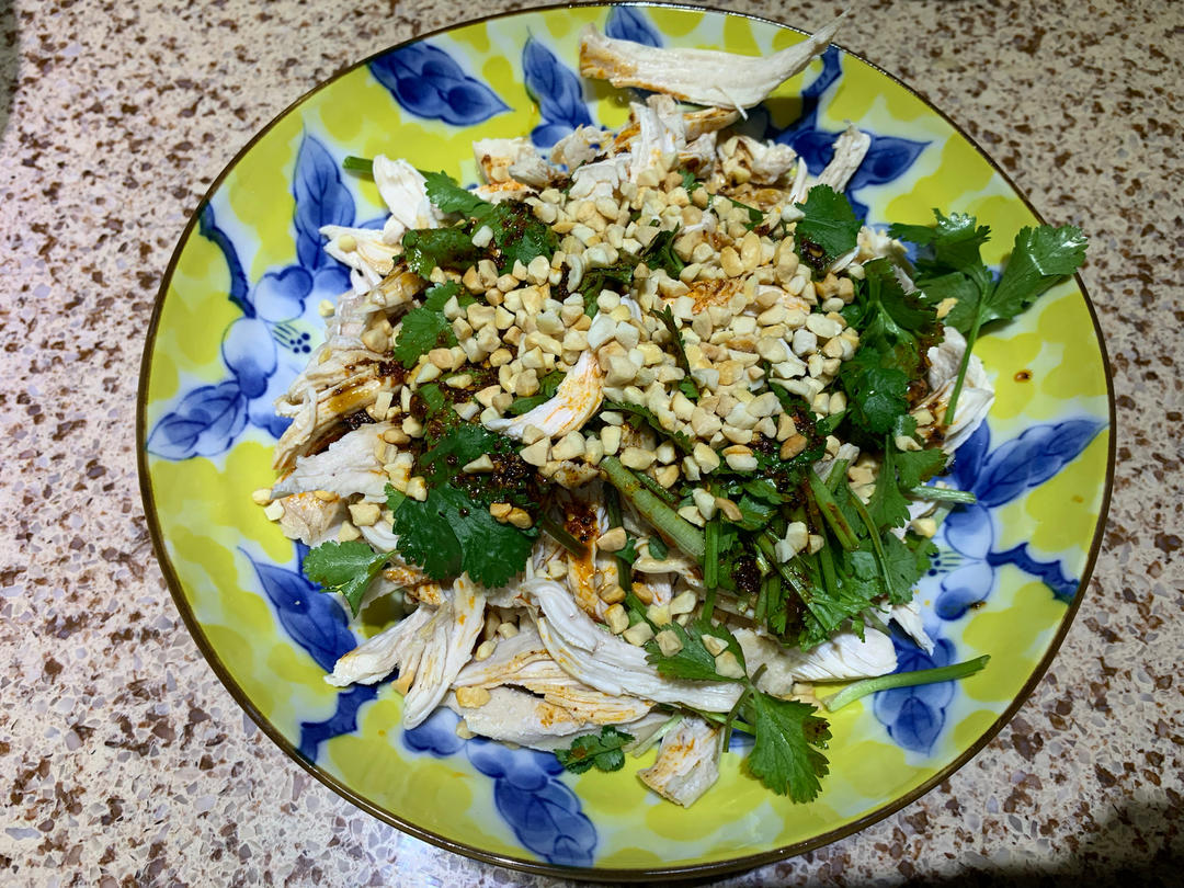 手撕麻辣鸡丝，麻麻辣辣的感觉很夏天