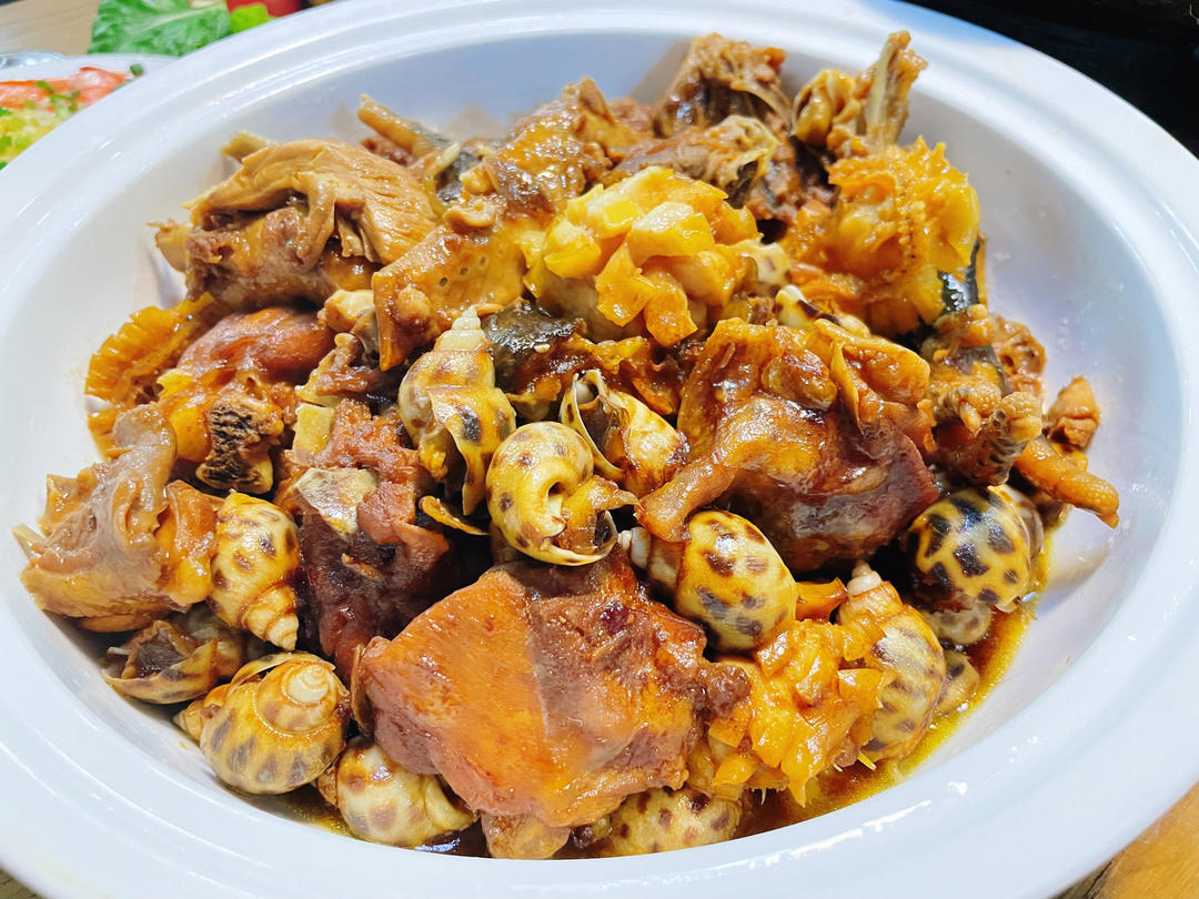 【鲍鱼花螺鸡煲】还是广东人最会吃鸡，鲍鱼花螺只能当配角！