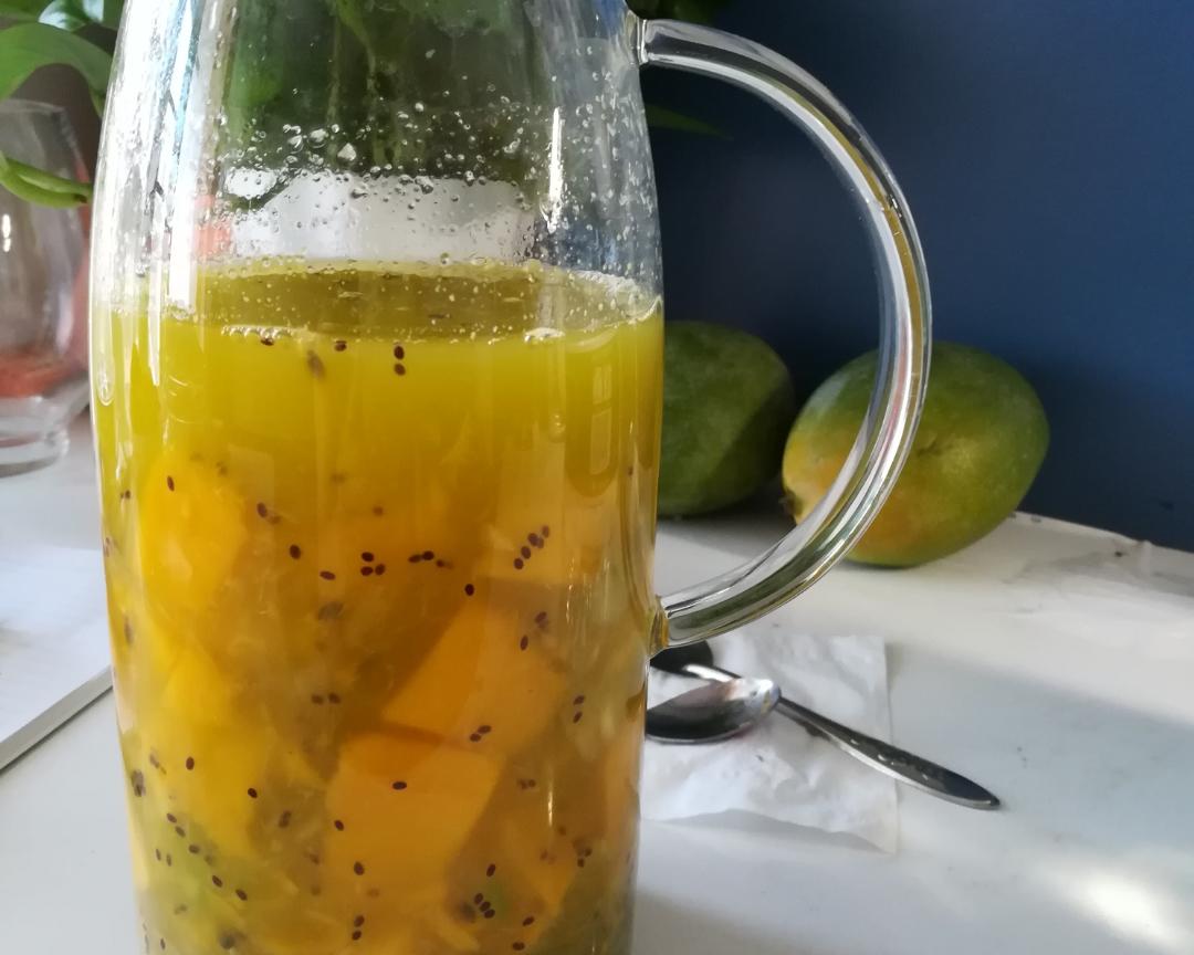 芒果百香猕猴桃-果粒摇摇杯的做法