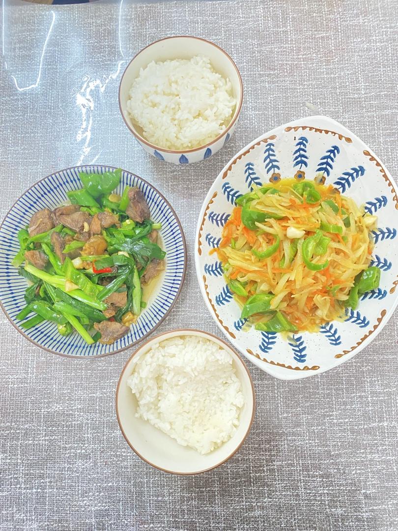 韭菜花炒牛肉丝春天餐桌不可少的一道菜